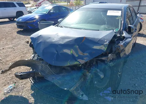 2016 Toyota Corolla Le Plus z USA, uszkodzony, nr VIN 5YFBURHE2GP545618